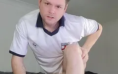 Britse voetballer wordt op zijn hondjes geneukt