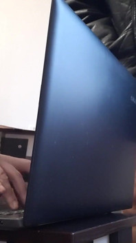 Je me masturbe de façon risquée près de mon collègue au bureau