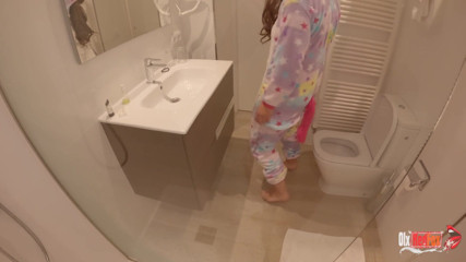 OlxRedFox: Nevlastní sestra mi saje ptáka, zatímco se sprchuji a stříkám...