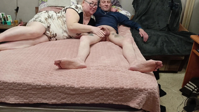 Zona901: Sa copine avale à peine tout le sperme après une pipe...