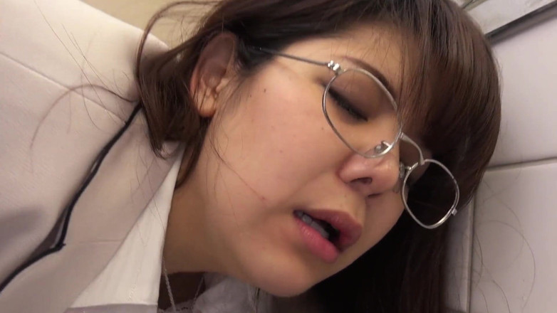 Caribbeancom: Chica nerd japonesa chupa polla y traga semen en el...