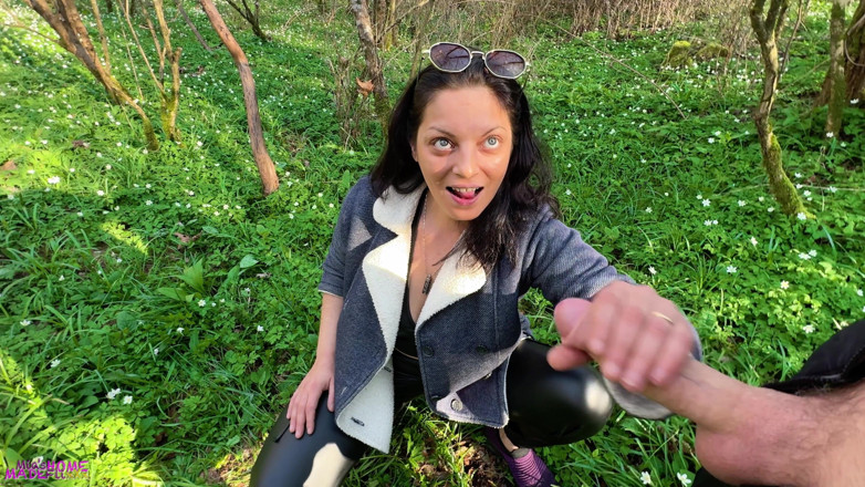 Mia Maripolla: Labă în pădure: un cuplu devine obraznic - își expune țâțele și îi face o labă...