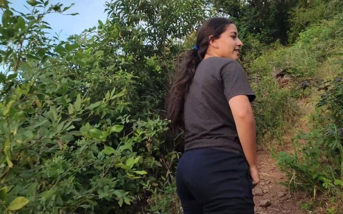 SugarPose: Ragazza latina carina fa esibizionismo con tette e culo all'aperto