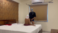 Besharam Jodi: Bhabhi pedepsită și futută de profesorul ei de școlarizare Besharam în camera ei