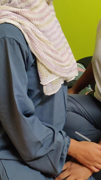 Piękna Hijabi Dziewczyna uwielbia poruszać się na szczycie Wielkiego Kutasa