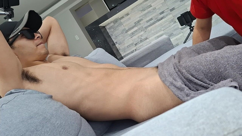Bare skin man: Di sofa bersantai