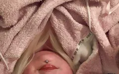 Donnona puttana si masturba per la telecamera pensando a te