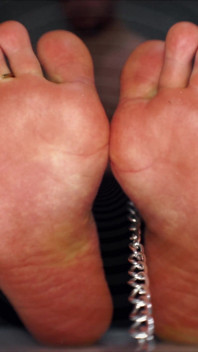 Enchaînée aux pieds du maître
