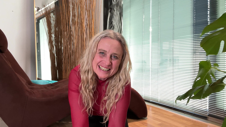 Prolapse Queen: Private Couch Fisting Time