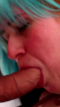 Milf cachonda en peluca azul follada hardcore gime como loca