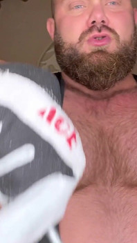 Lycra Fetish Membongkok Logam Dengan Pancutan Mani Melancap