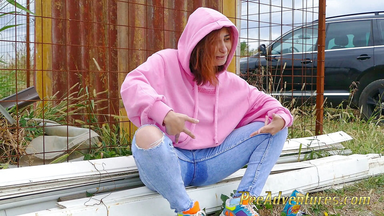 Pee Adventures: Awek dengan hoodie kencing menelan seluar jeansnya