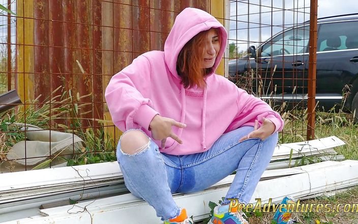 Pee Adventures: Meisje met een hoodie plast door haar spijkerbroek