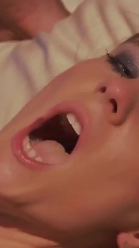 Evelyne Foxy est une pute aux petits seins fermes et aux cheveux noirs en double pénétration et elle veut se faire occuper la bouche