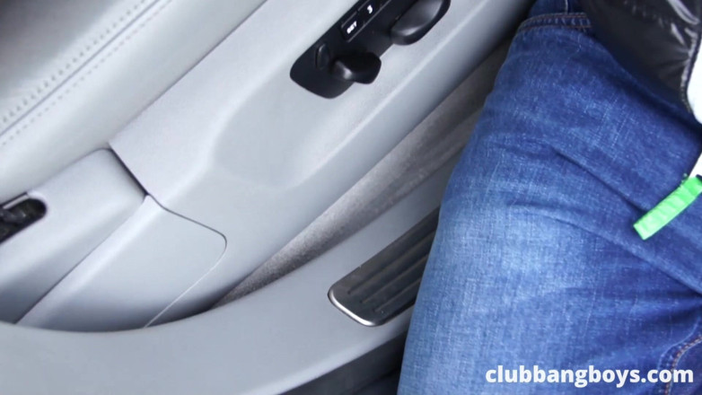 Club Bang Boys: Une salope suce une bite en public