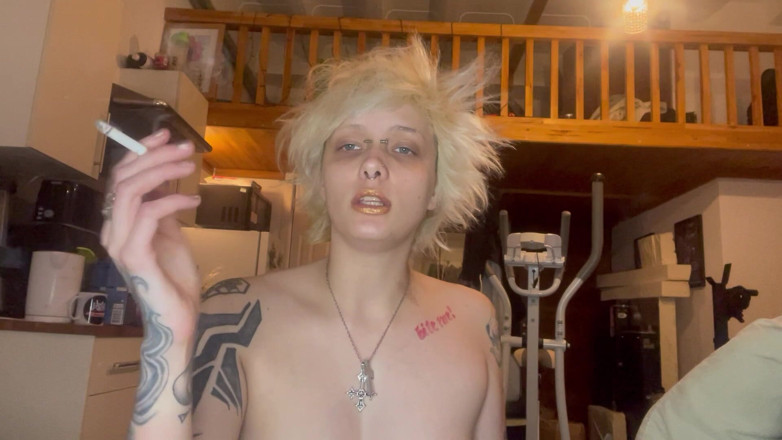 Glitterqueen1999: Awek goth fetish gincu merokok rokok