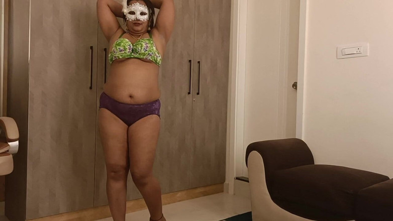 Spandana_Sweety: Femeie mare și țâțoasă se masturbează