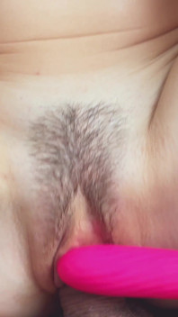 Baby adoră o mulțime de plăcere odată, ea masturbează clitorisul ei cu un vibrator în timp ce eu o fut.