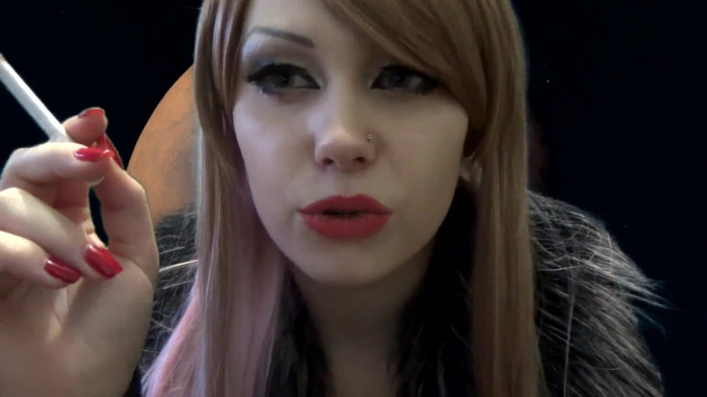 Goddess Misha Goldy: セクシーな邪悪な吸血鬼が喫煙し、あなたに話しかけます!
