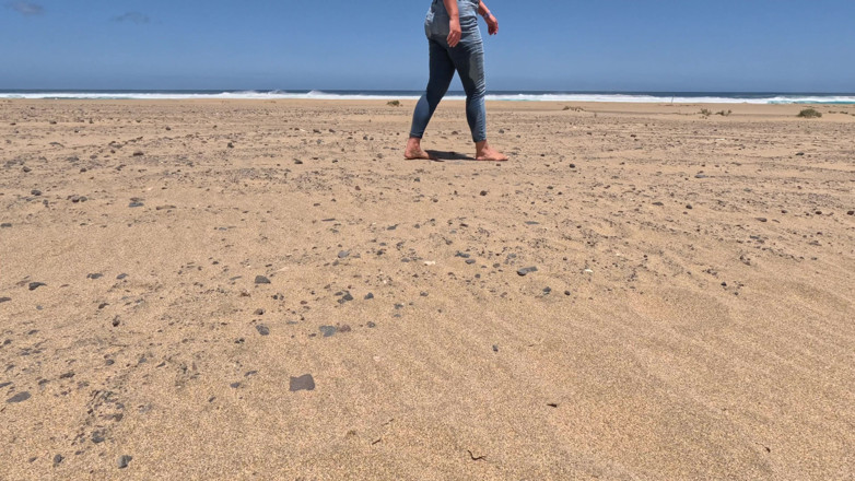 Emma Voyeur: Mojando Jeans De Playa - Otra Empapada De Arena