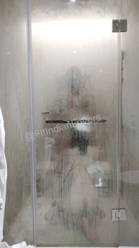 Fittes desi-paar mit dampfendem erotischem duschsex