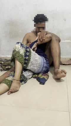 Baisers pour enlever les vêtements, gros seins mignons de Divya