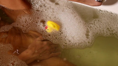 Magia Rosa: Masturbasi di kamar mandi dan kemudian gorenganku tiba-tiba datang.