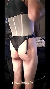Crossdresser Cdmichelle ubrana w seksowny body na szyi żółwia