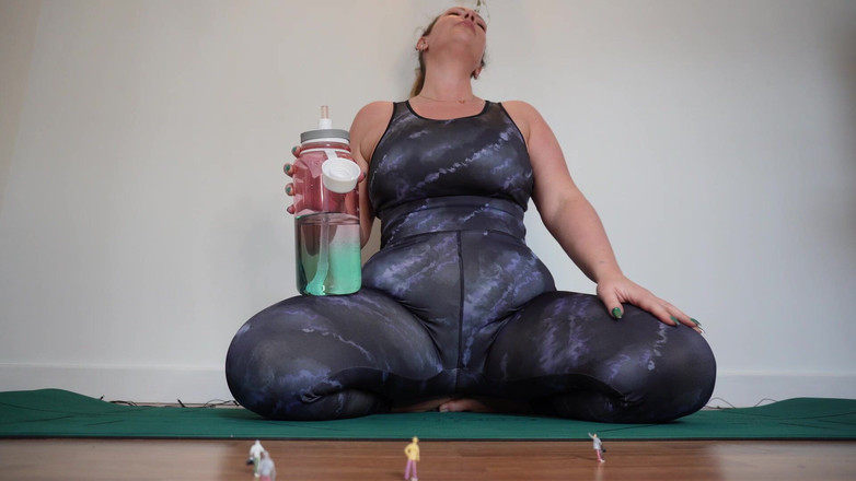 Sasha Curves: Yoga với một giantess