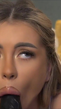 Hete blondine zuigt en neukt haar zwarte dildo