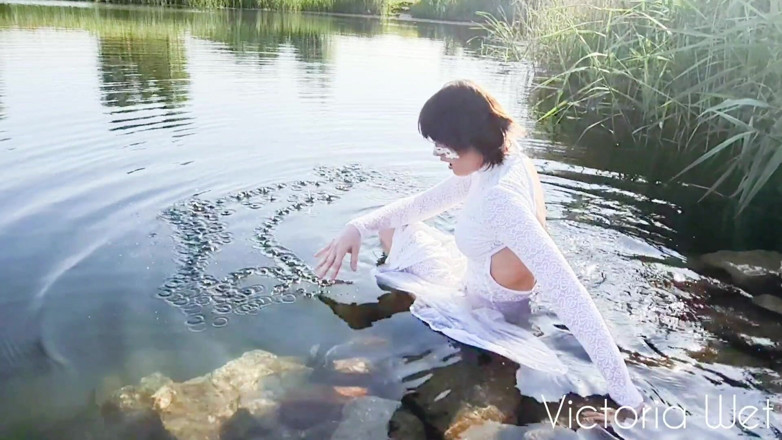 Victoria wet: Masturbation in the lake - fingering outdoors