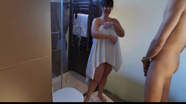 Montse Swinger: Seks z moim przyrodnim bratem w łazience