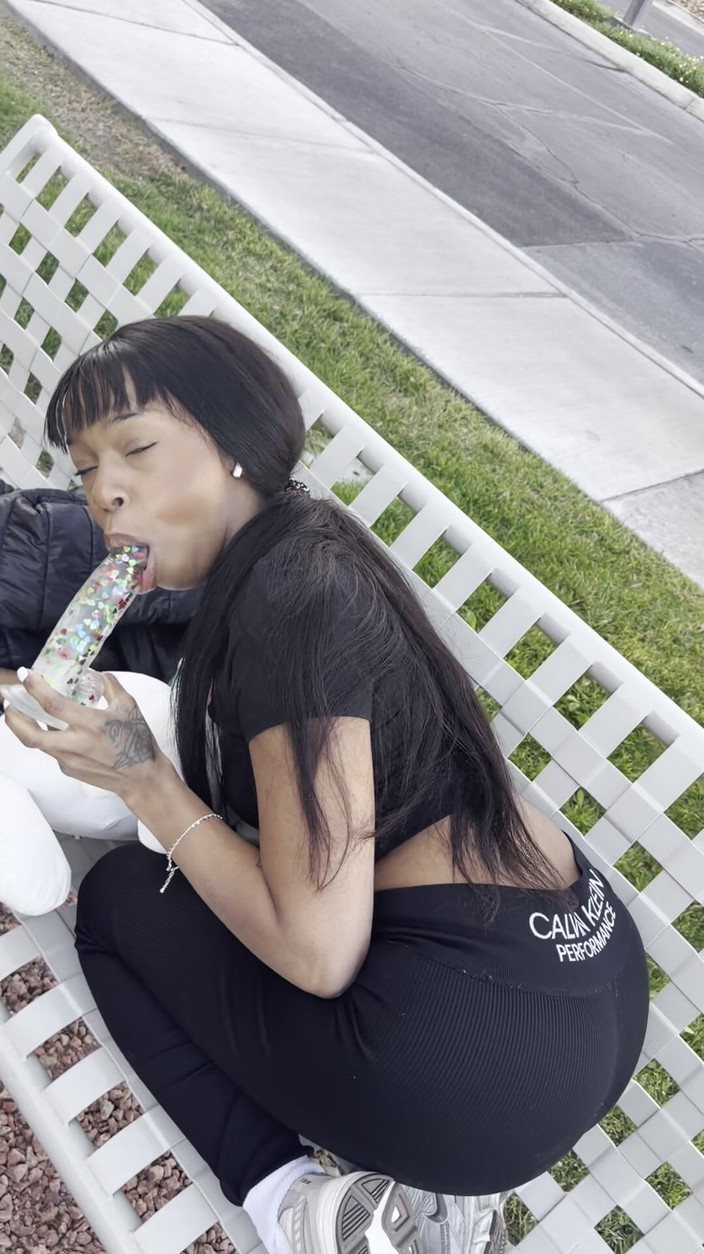 Kimmy Charms: ディルド吸いとアナルスカート