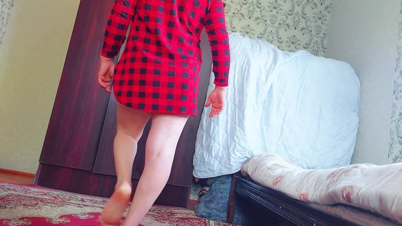 Kitty_Cross: Crossdresser menggoda memberikan pandangan yang bermain-main semasa mengusik