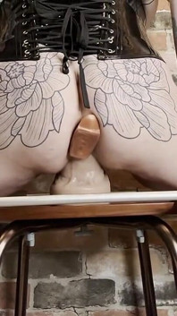 Cavalgando enorme vibrador com plug recheado em bunda solta