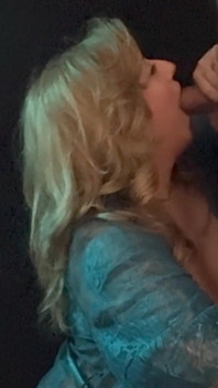 Une MILF fume, pipe
