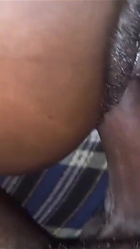 Het strakke poesje van 18 tiener werd geneukt en haar natte druipende poesje en jij komen klaar op haar kont