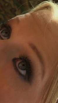 Ragazza magra con tette piccole si fa scopare selvaggiamente prima del viso