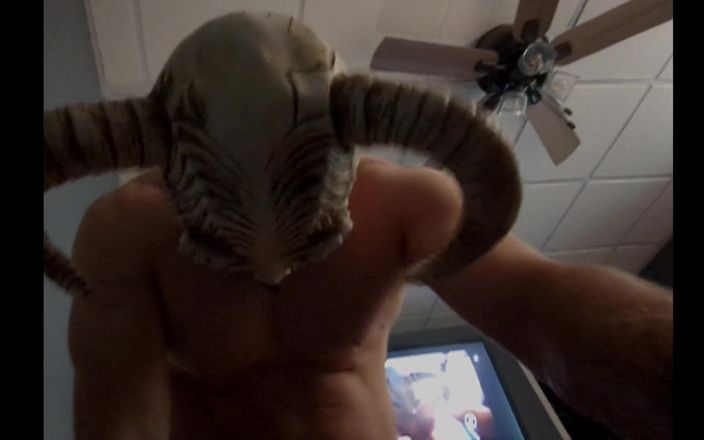 Bald Daddy: Лысый папочка, сексуальный белый мужчина играет с большой коричневой попкой