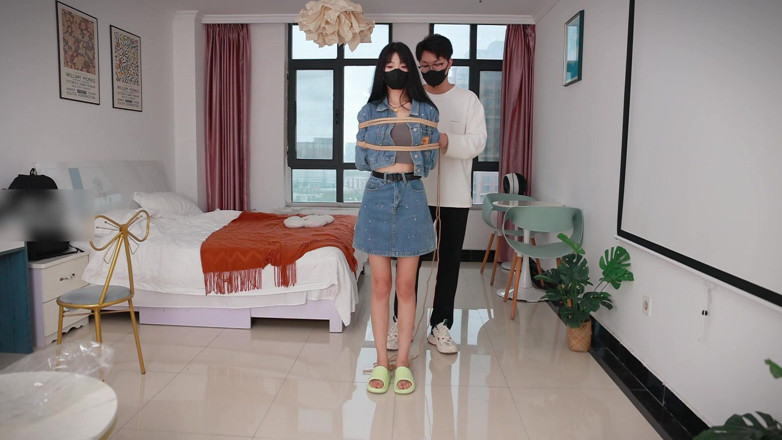 Asian bondage: Les liens de corde de la petite amie pieds nus