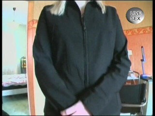 Horny Two really wet MILFs: La troia bionda soddisfa il suo ragazzo con una sega...