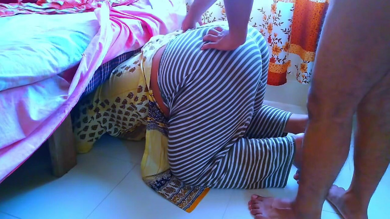 Aria Mia: Индийская мусульманская бхабхи застряла под кроватью во время уборки дома