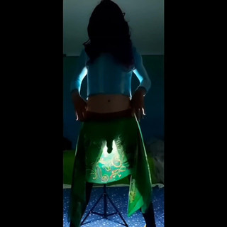 Lizzaali: Třesu mým velkým ptákem Silhouete skrz moji sukni