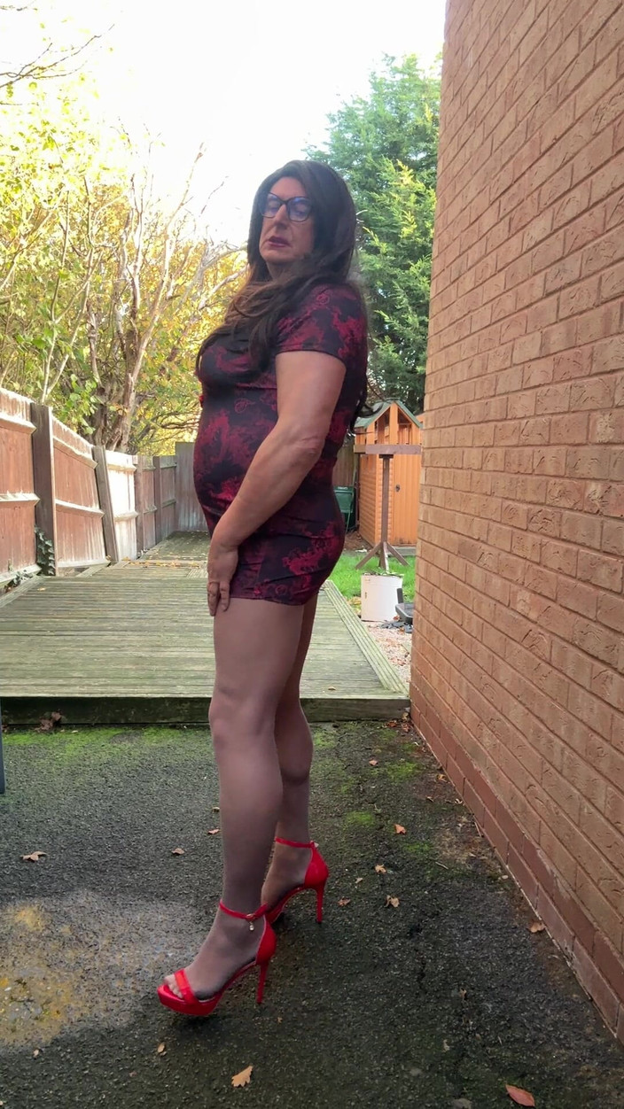 Kelly CD 2022: 穿着东方风格的连衣裙和灰色无缝连裤袜的性感 crossdresser Kellycd2022