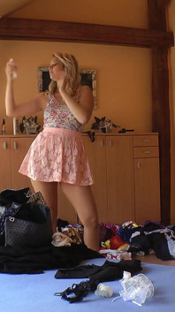 Fete sexy și excitate studente de moda lenjerie probează haul se transformă în casting porno și fără chiloți Pizda Wedgies Twerk