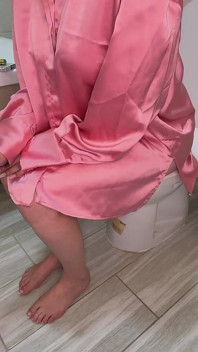 Cewek sange ini lagi asik kentut di toilet sambil merokok