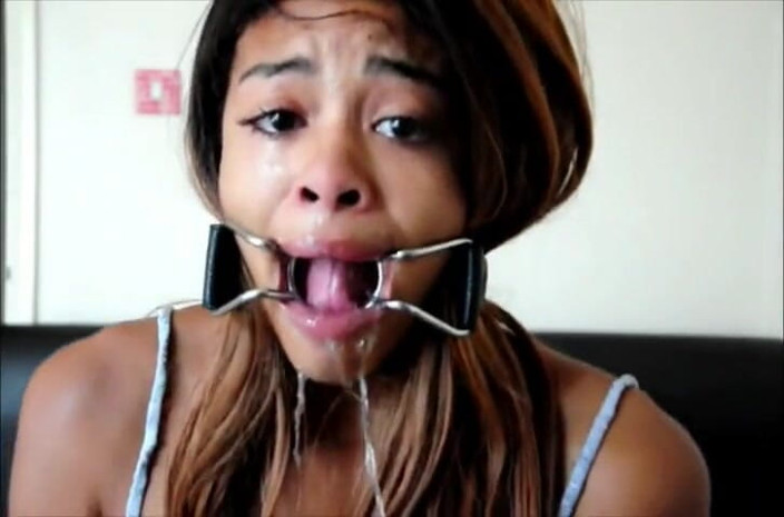 Naughty Brown Barbie: Schlampiger halsfick in offenem mundknebel