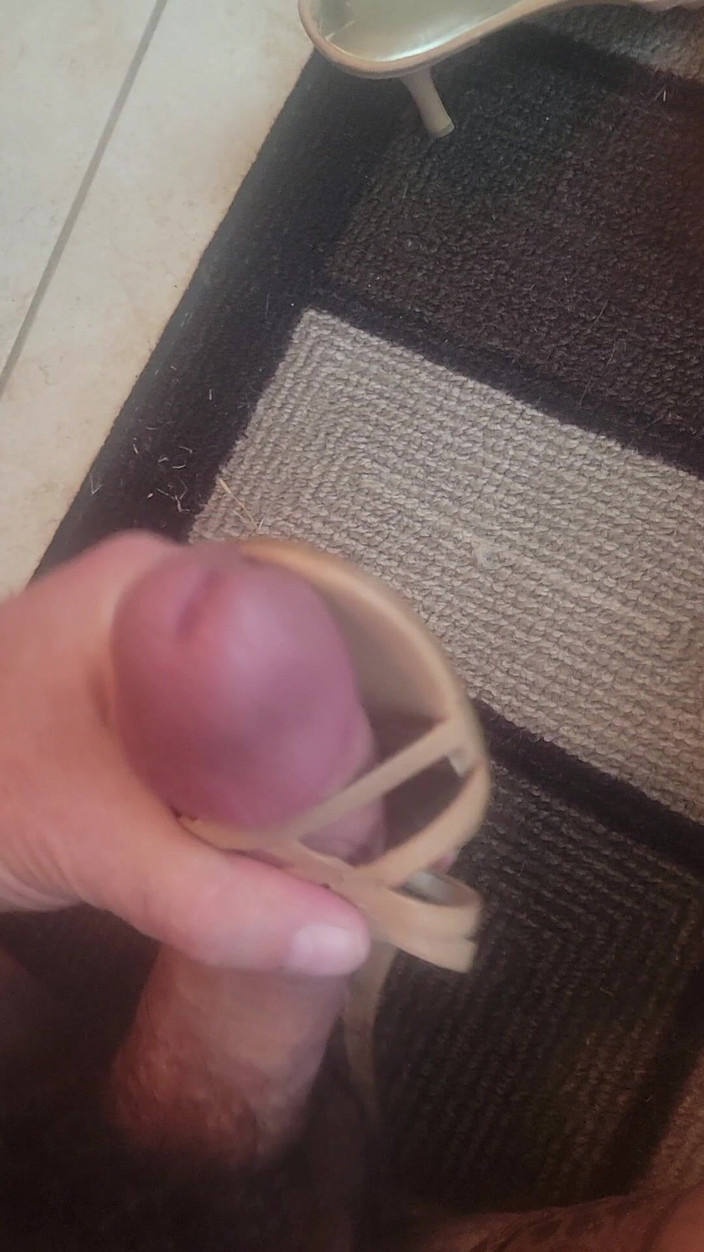 Feet Lover: Masturbando com saltos e meia-calça e gozando no salto