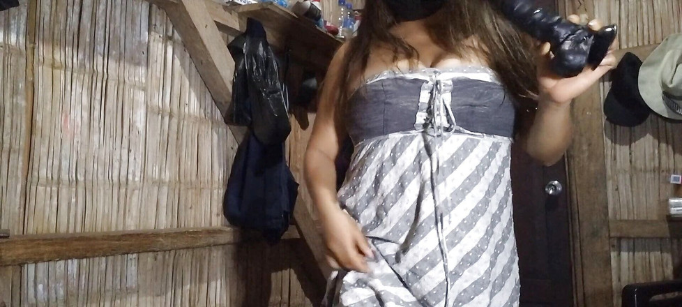 Martin13: 漂亮的拉丁女郎在家里用厚厚的棕色假阳具自慰她的阴唇