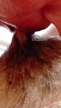 POV: Můj manžel zkoumá moji chlupatou kundičku, lízání a líbání Dokud mě přivede k lahodnému skutečnému orgasmu